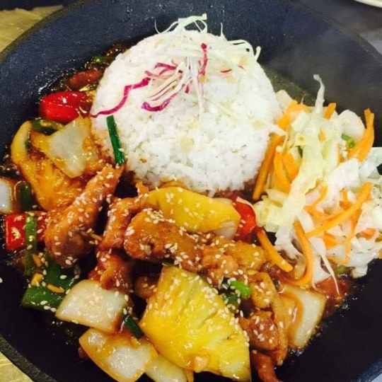 Cơm Gà Sốt Chua Ngọt